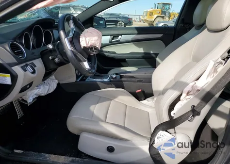 2014 Mercedes-Benz C 250 z USA, uszkodzony, nr VIN WDDGJ4HB0EG172722